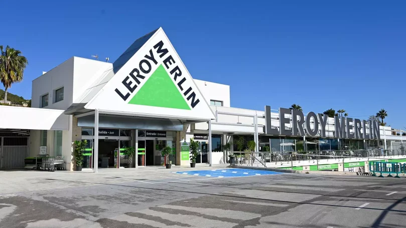 LEROY MERLIN apertura en Calpe, Alicante gracias a la intermediación de Moreno Brokers Edificio de Leroy Merlin con letrero grande y cielo despejado al fondo.