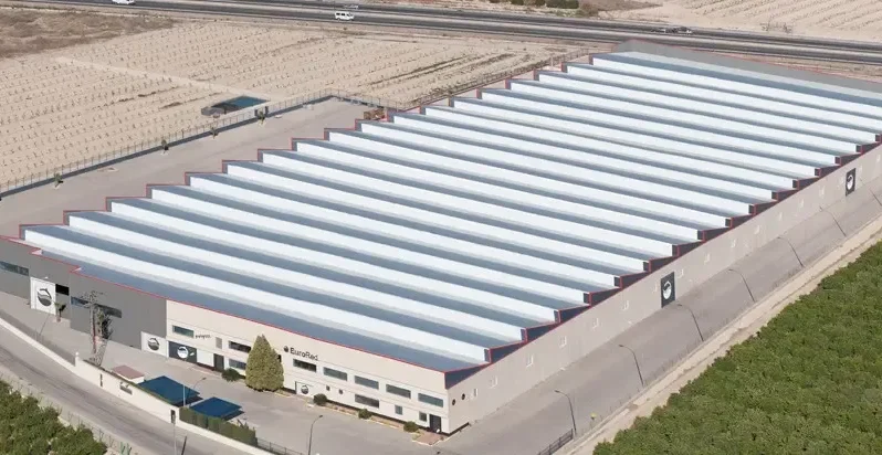 Redes Eurored confía en la gestion de Moreno Broker Barco de pesca lanzando una red en aguas tranquilas.