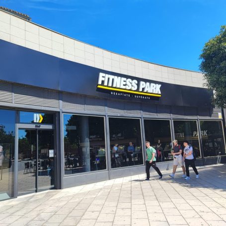 Fitness Park llega a San Vicente del Raspeig Exterior del gimnasio "Fitness Park" con personas entrando y saliendo bajo un cielo azul.